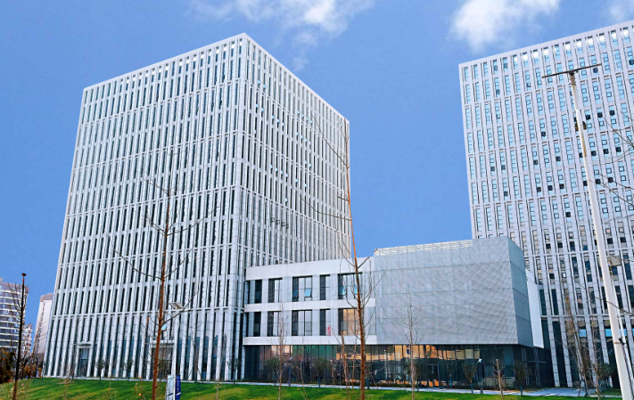建筑钢模板定制中墙体平模与圆柱钢模的选型对比分析
